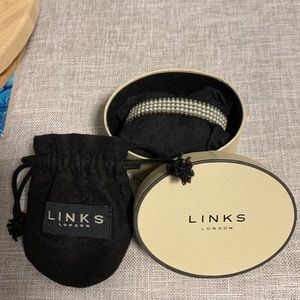 Gorgeous link bracelet in mint condition